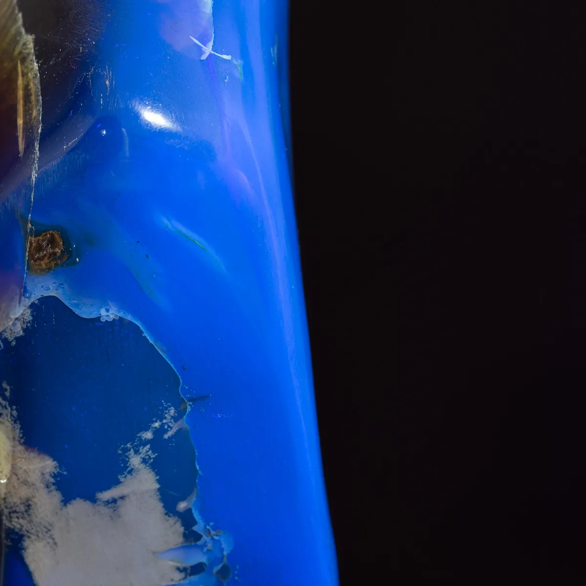 Meraviglia Naturale: Ambra Blu di Sumatra su Base.