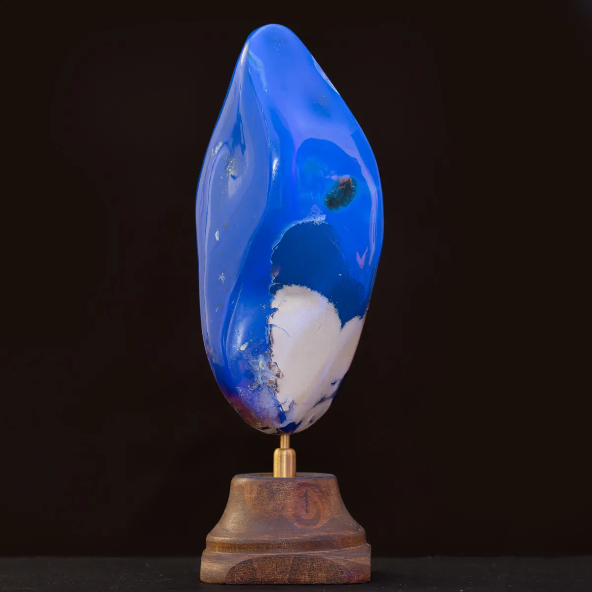 Meraviglia Naturale: Ambra Blu di Sumatra su Base.