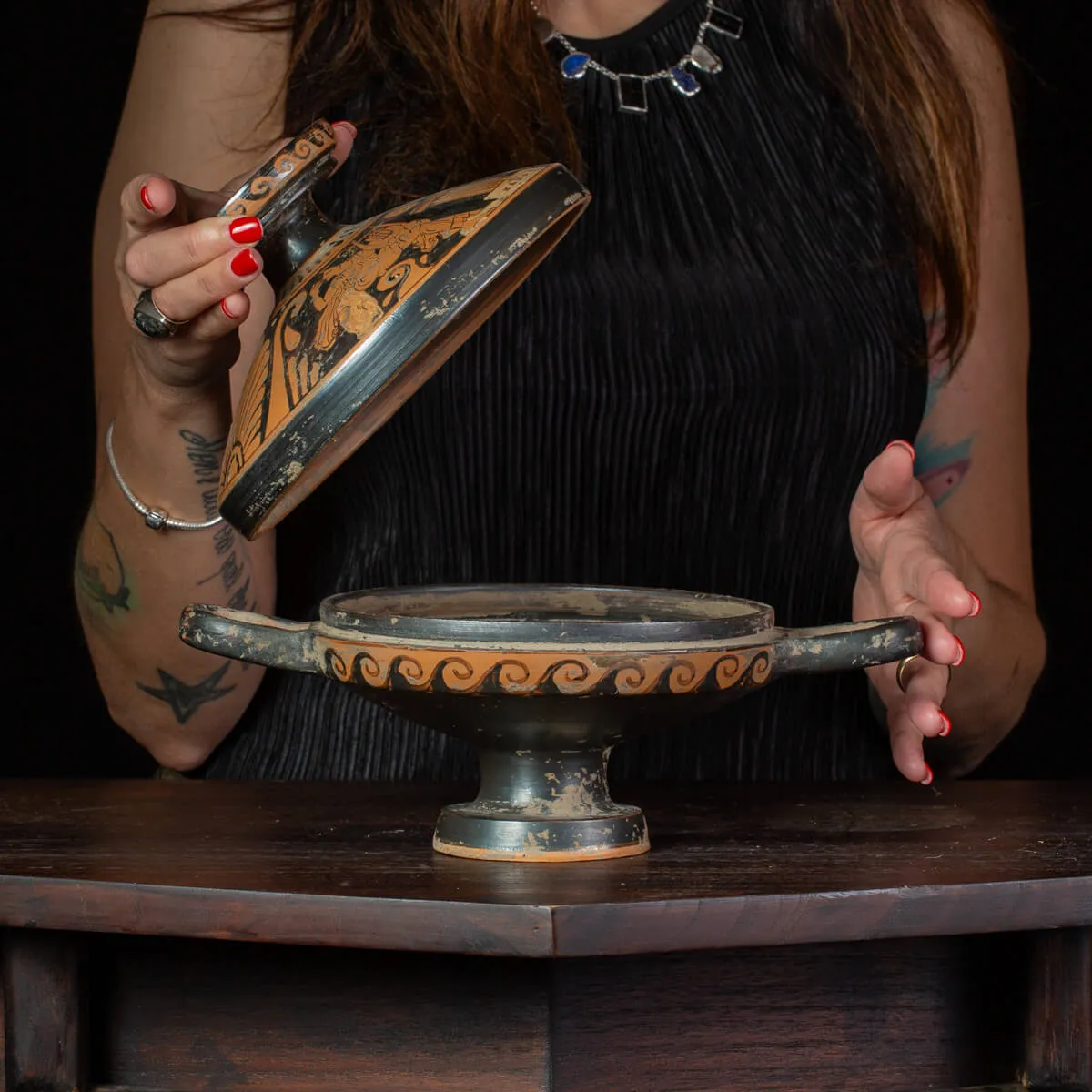 Lekanis a Figure Rosse – Scena Musicale