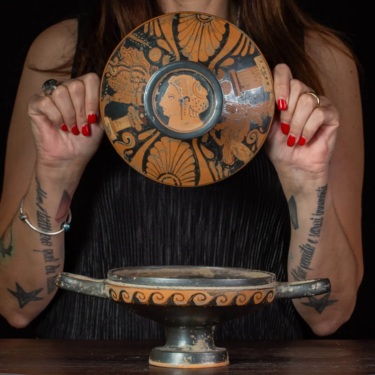 Lekanis a Figure Rosse – Scena Musicale