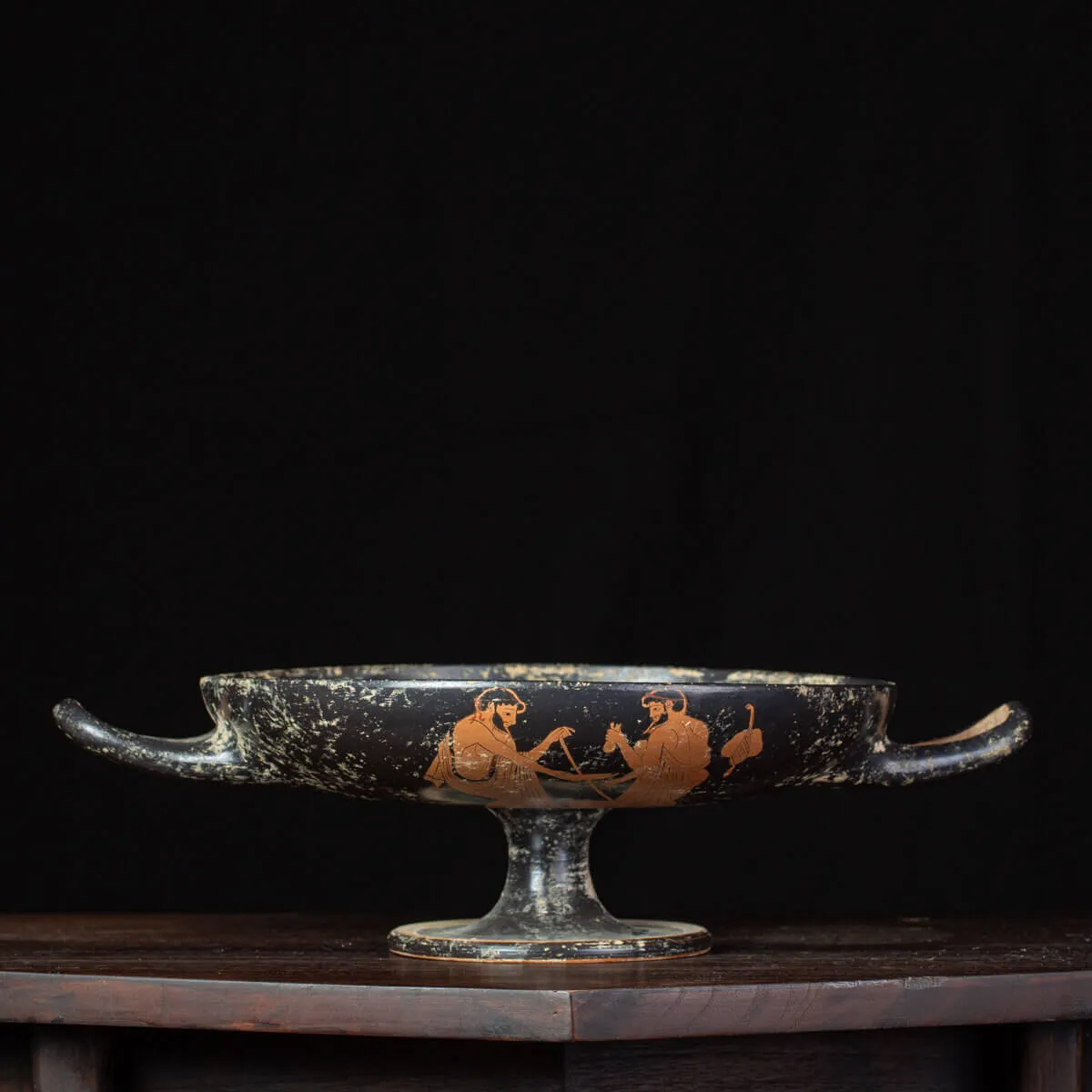 Kylix Attica a Figure Rosse – Scena di Simposio e Musica.