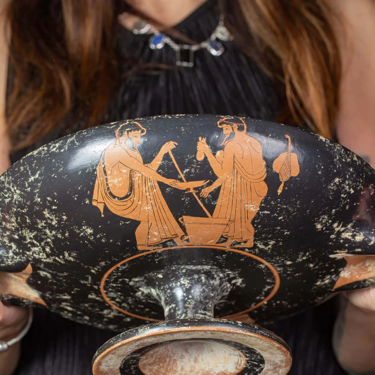 Kylix Attica a Figure Rosse – Scena di Simposio e Musica.