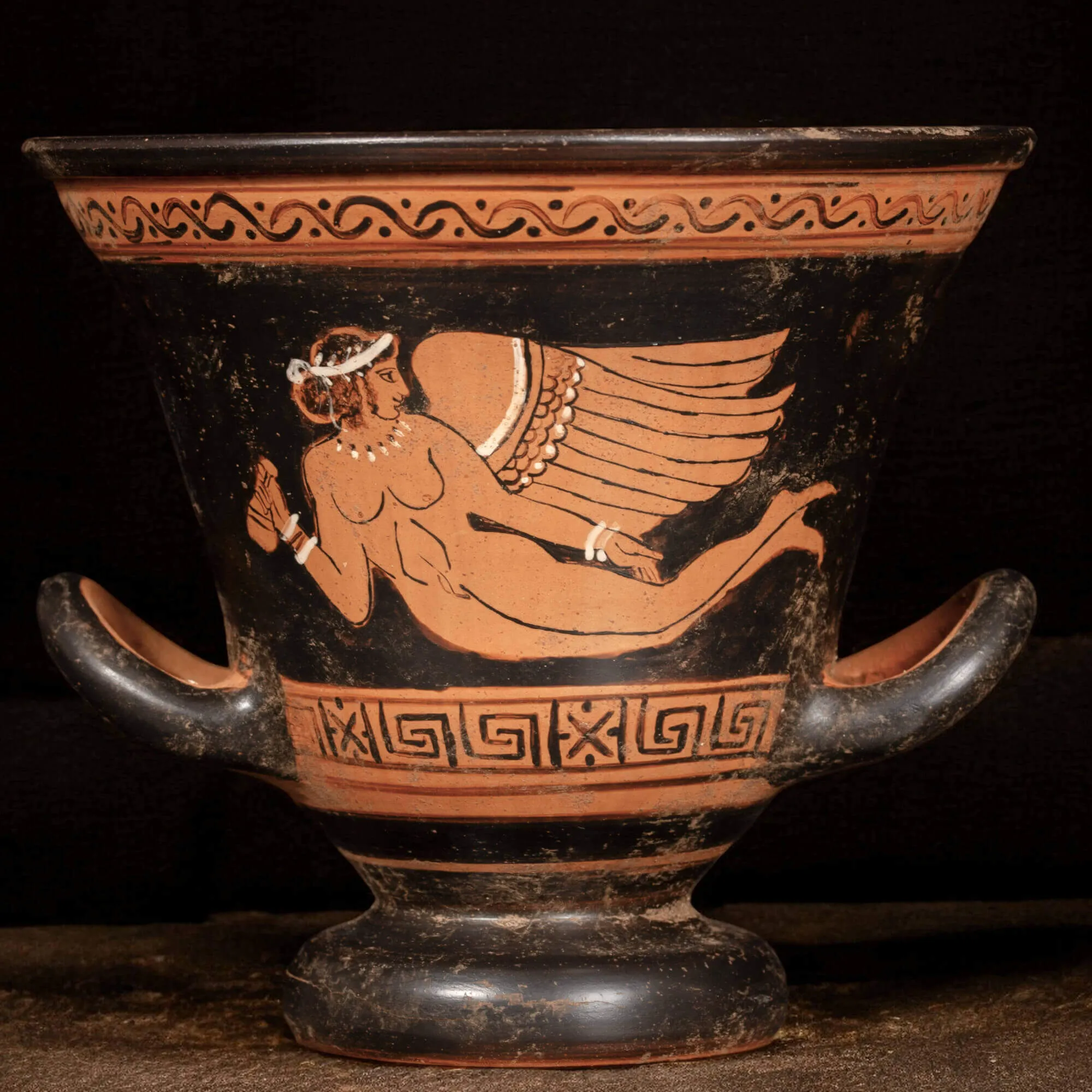 Skyphos Attico con Figura Alata – Riproduzione