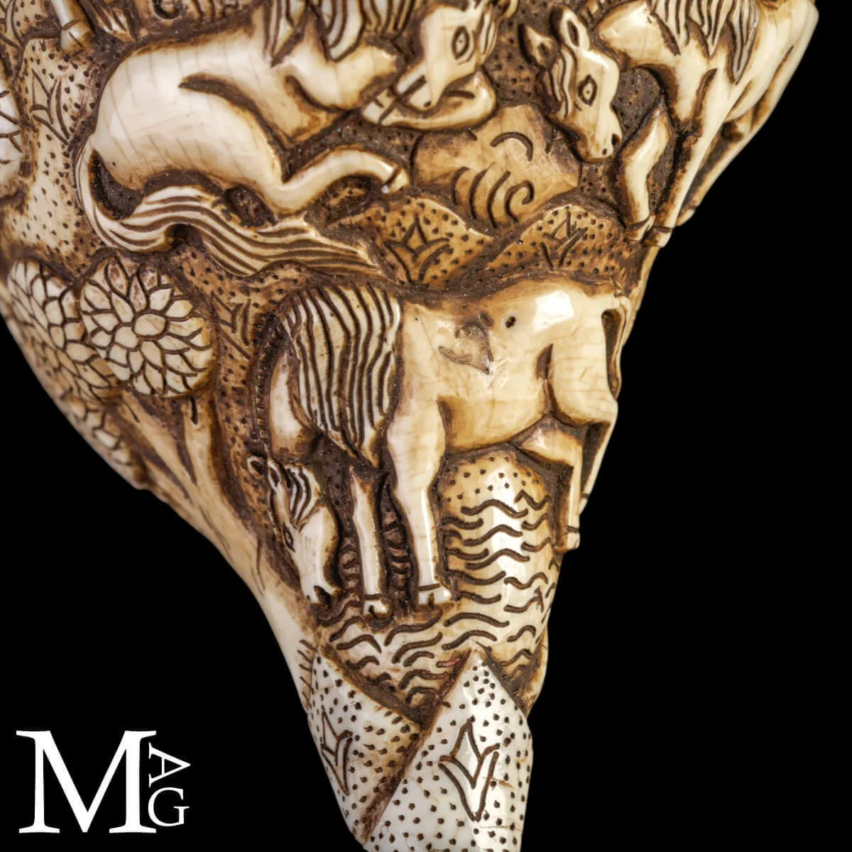 Conchiglia Shankha Tibetana Scolpita – Cavalli nel Giardino del Dharma