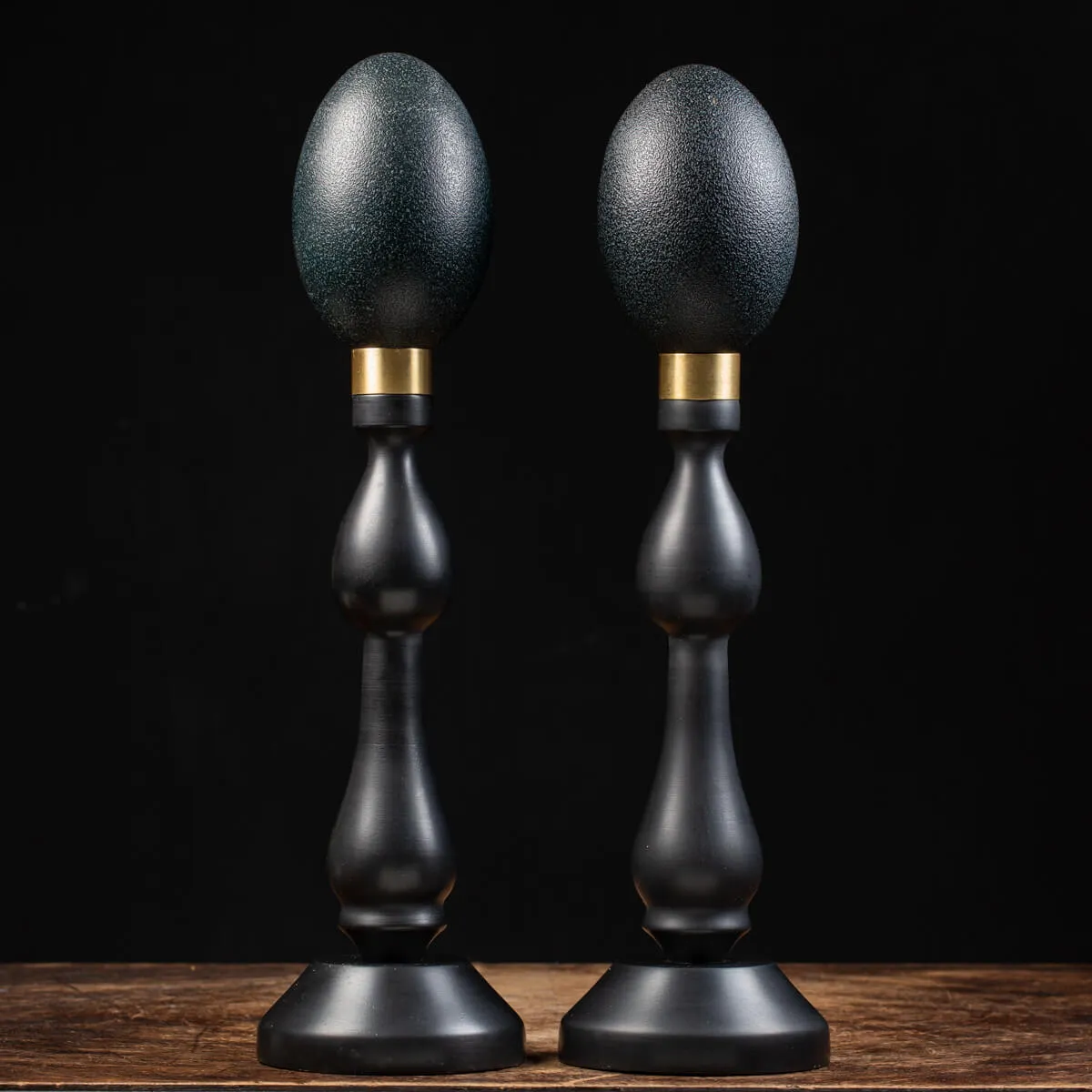 Uova di Emù su base in legno e ottone