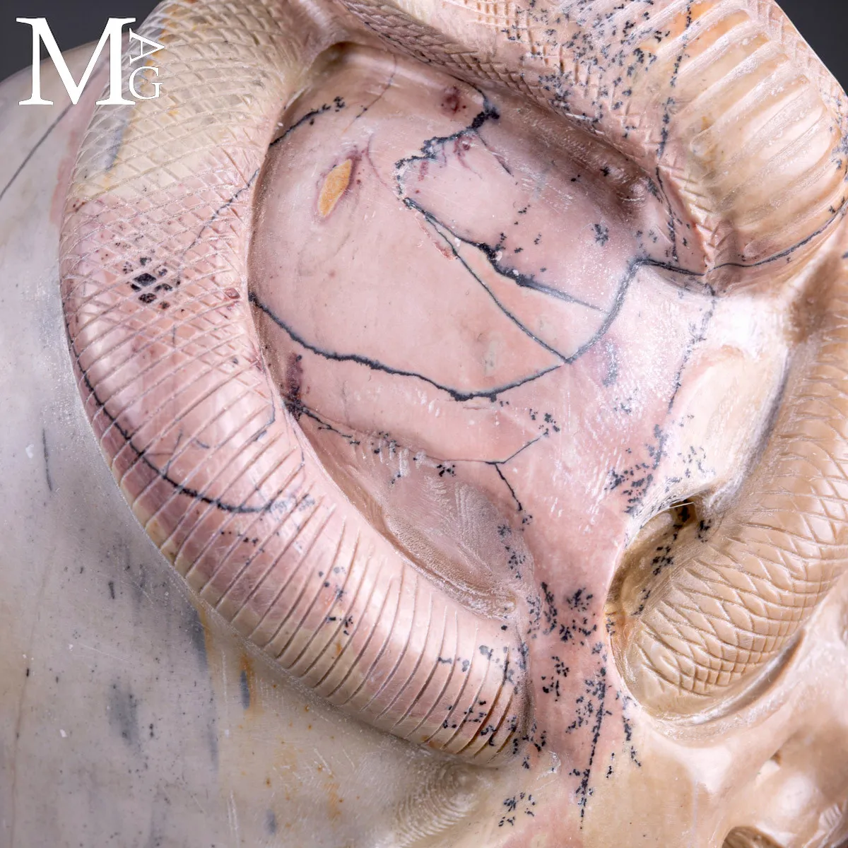 Teschio in Diaspro Dendritico con Serpente – Simbolo di Sapienza.