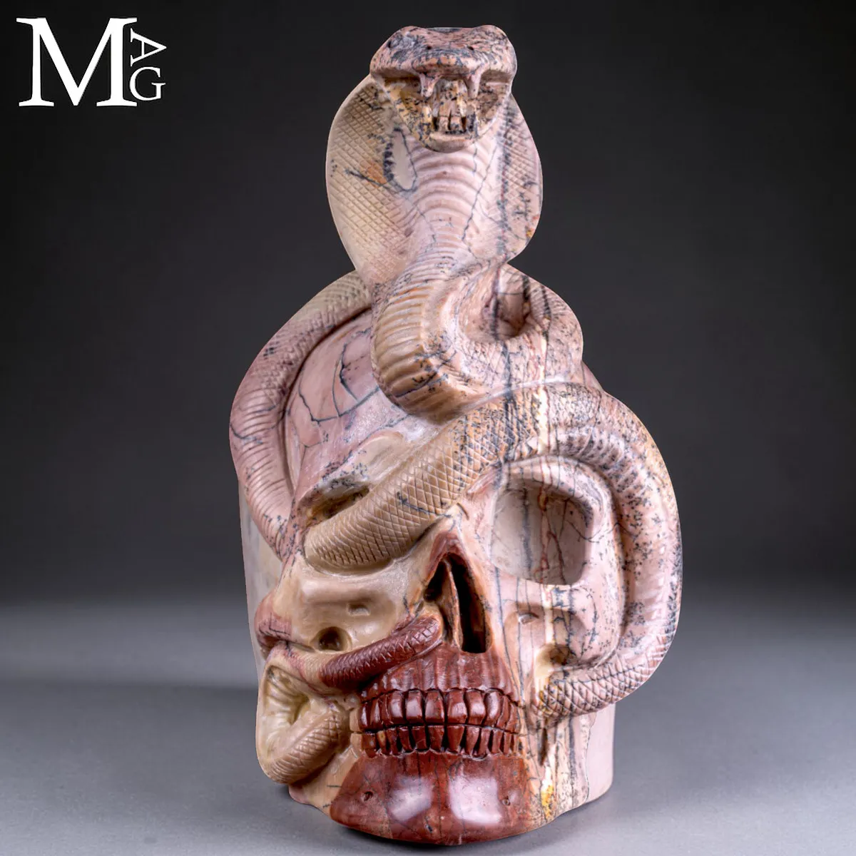 Teschio in Diaspro Dendritico con Serpente – Simbolo di Sapienza.