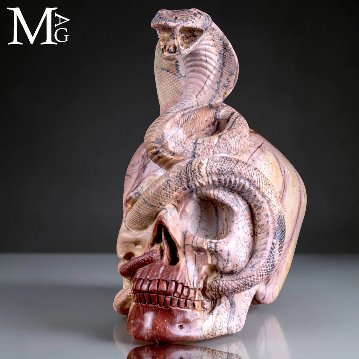 Teschio in Diaspro Dendritico con Serpente – Simbolo di Sapienza.