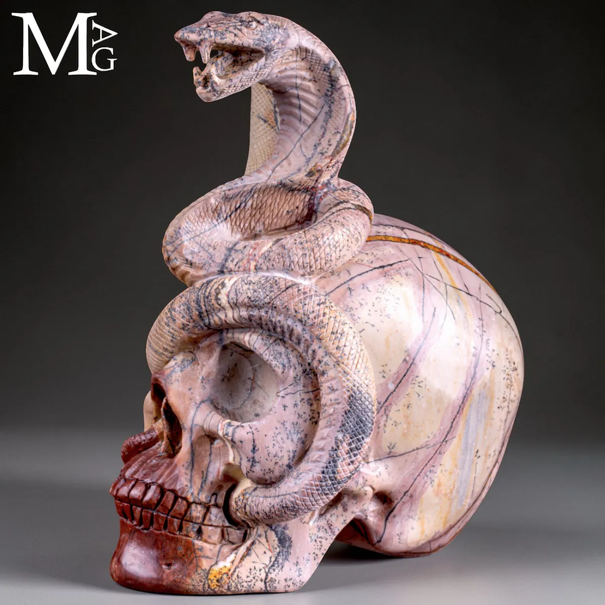 Teschio in Diaspro Dendritico con Serpente – Simbolo di Sapienza.