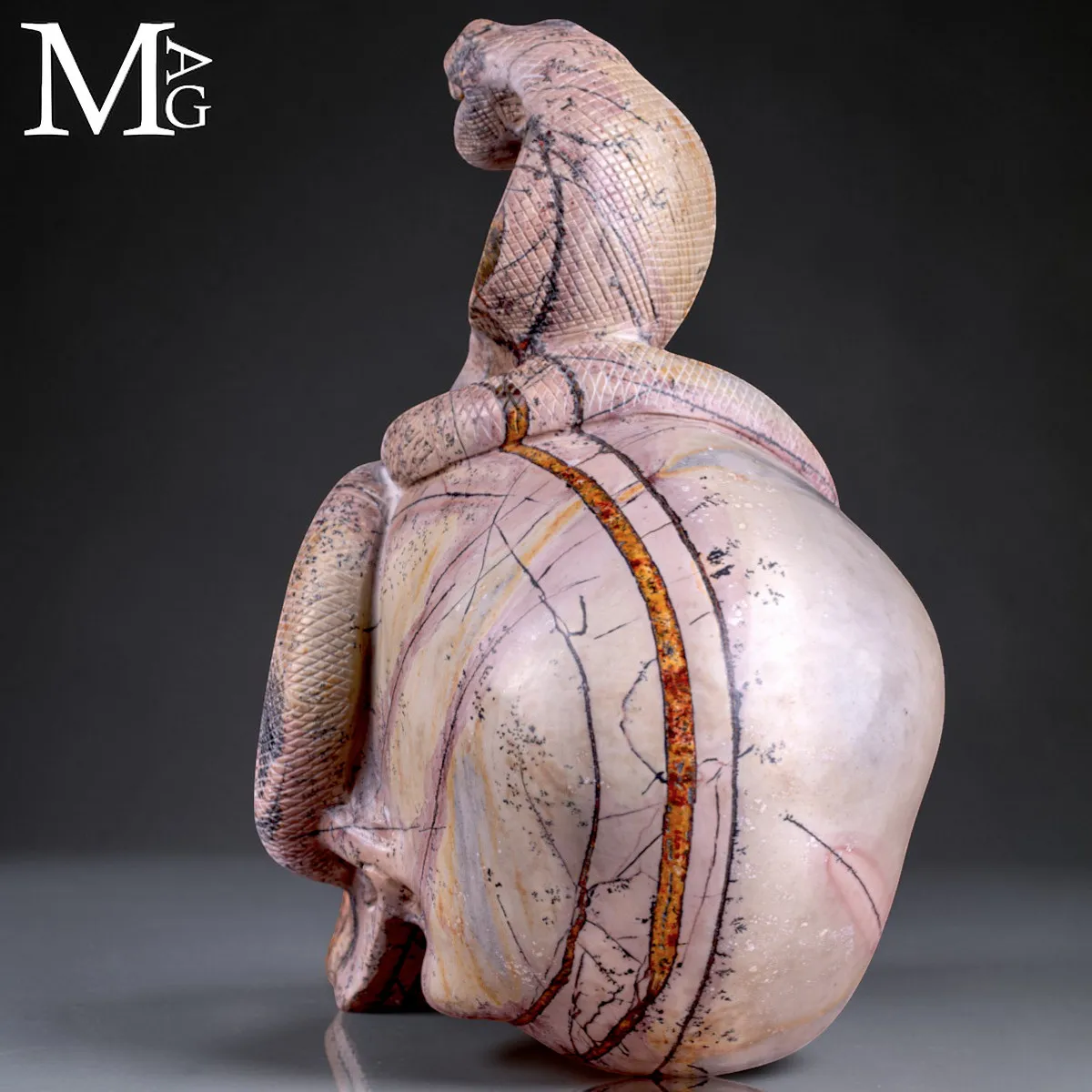 Teschio in Diaspro Dendritico con Serpente – Simbolo di Sapienza.