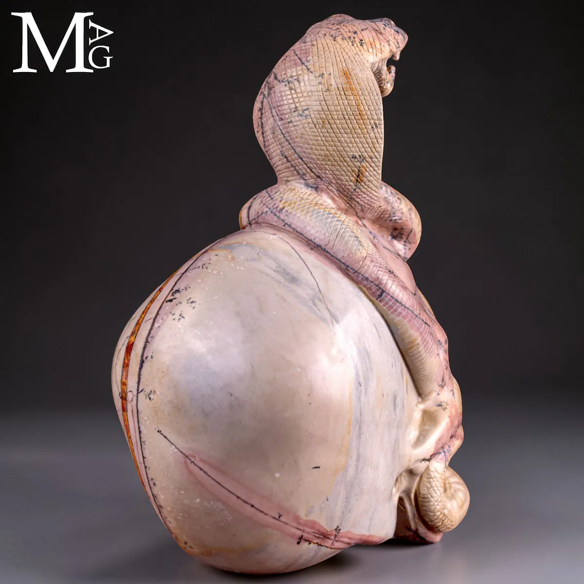 Teschio in Diaspro Dendritico con Serpente – Simbolo di Sapienza.
