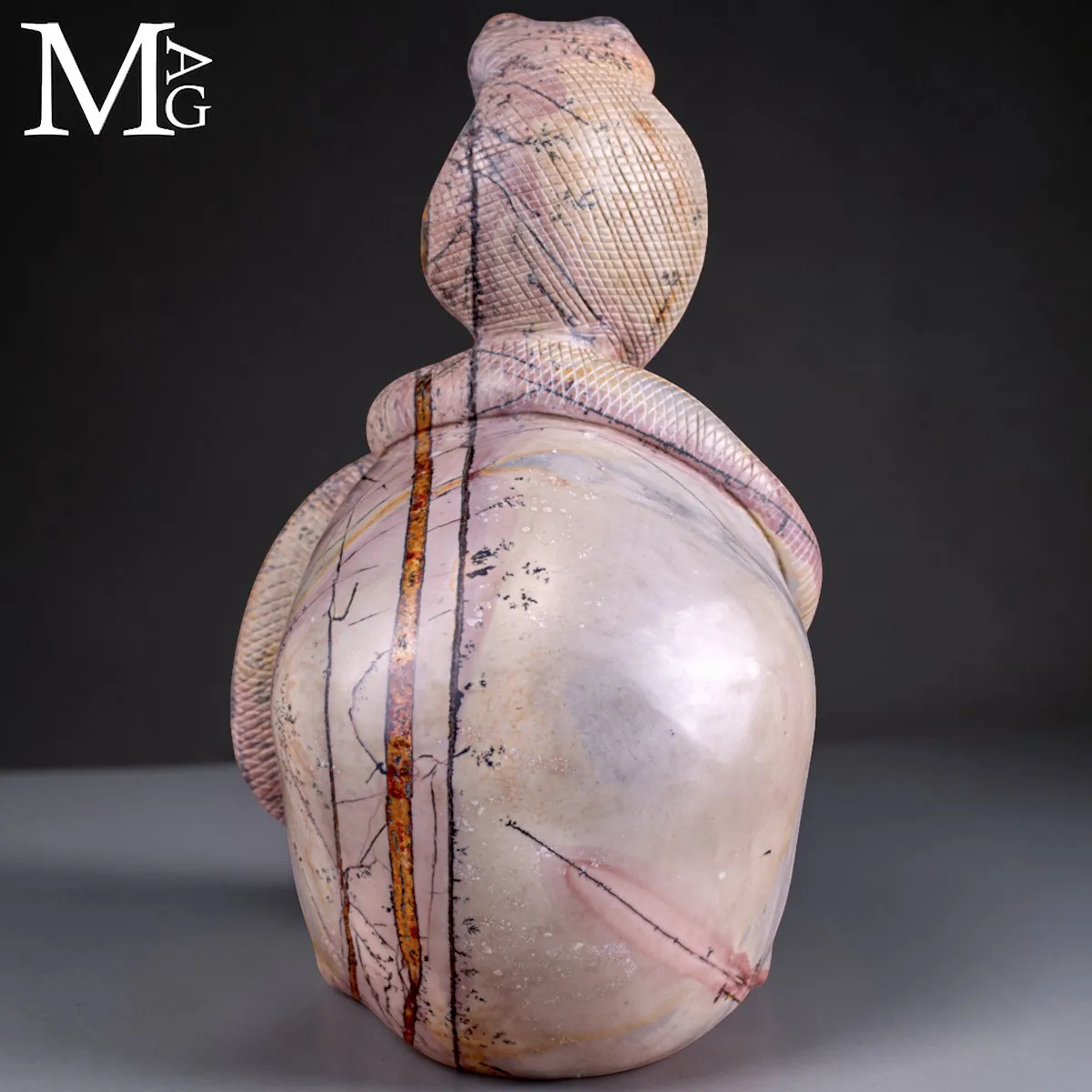 Teschio in Diaspro Dendritico con Serpente – Simbolo di Sapienza.