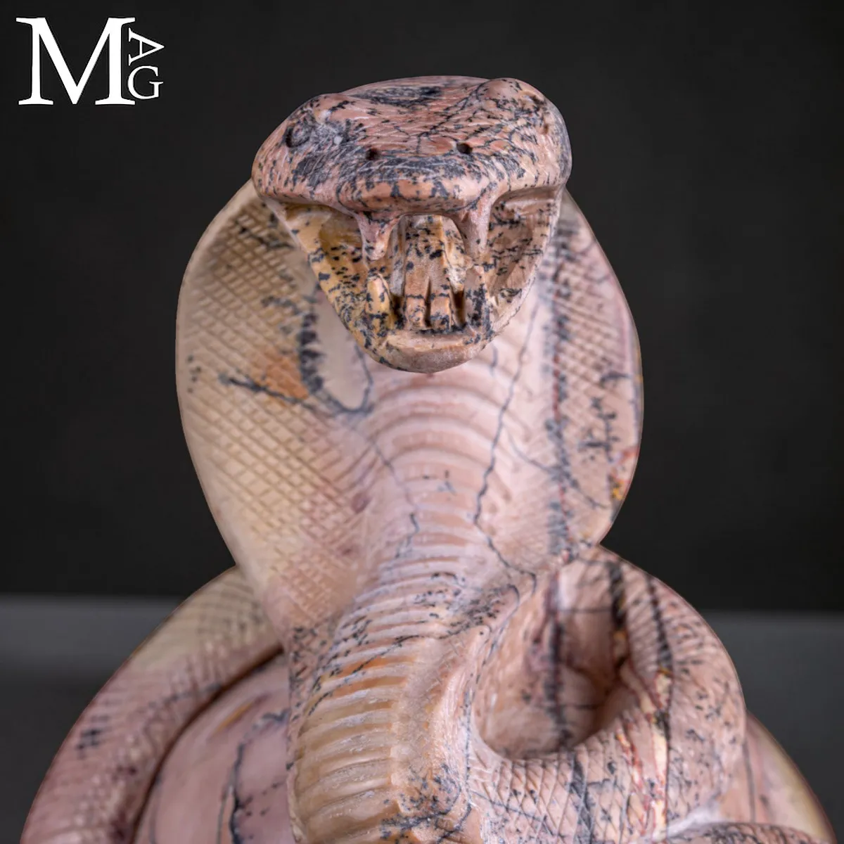 Teschio in Diaspro Dendritico con Serpente – Simbolo di Sapienza.
