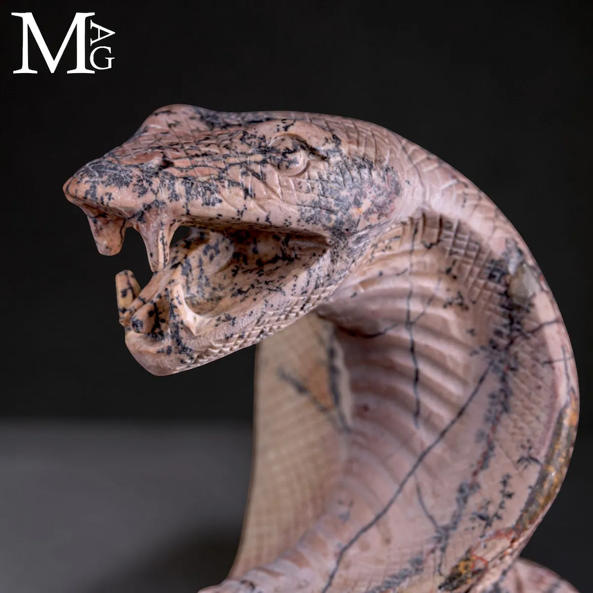 Teschio in Diaspro Dendritico con Serpente – Simbolo di Sapienza.