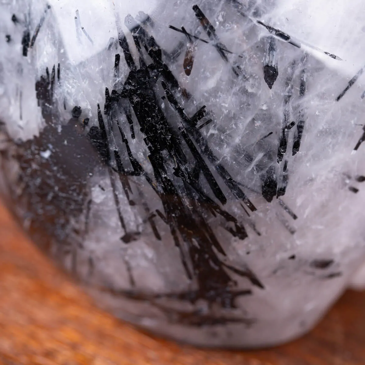 Teschio in Quarzo con Inclusioni di Tormalina Nera – Scultura Artistica Unica e Mistica.