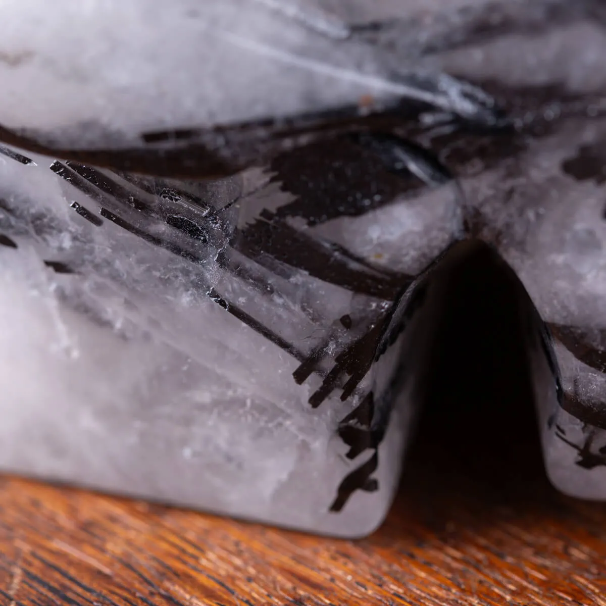 Teschio in Quarzo con Inclusioni di Tormalina Nera – Scultura Artistica Unica e Mistica.