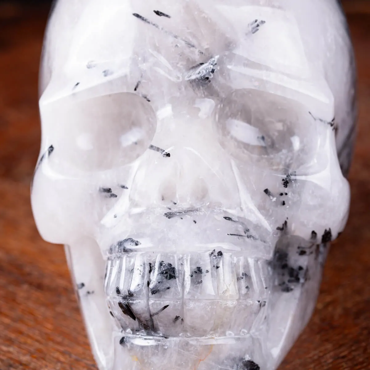 Teschio in Quarzo con Inclusioni di Tormalina Nera – Scultura Artistica Unica e Mistica.