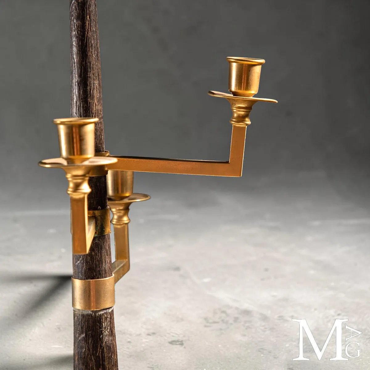 Coppia di Candelabri in Corna di Gazzella con Elementi in Ottone – Anni 1940