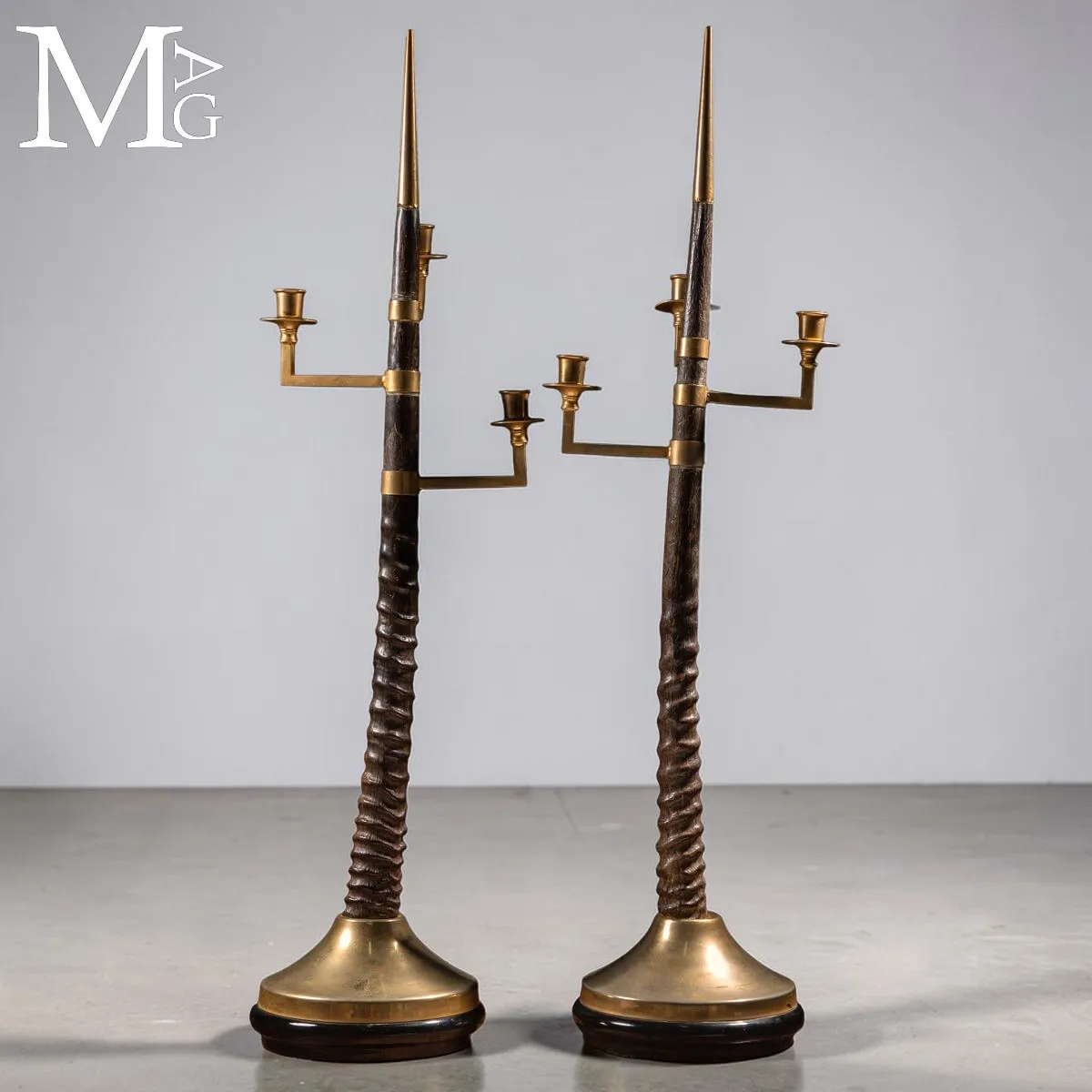 Coppia di Candelabri in Corna di Gazzella con Elementi in Ottone – Anni 1940