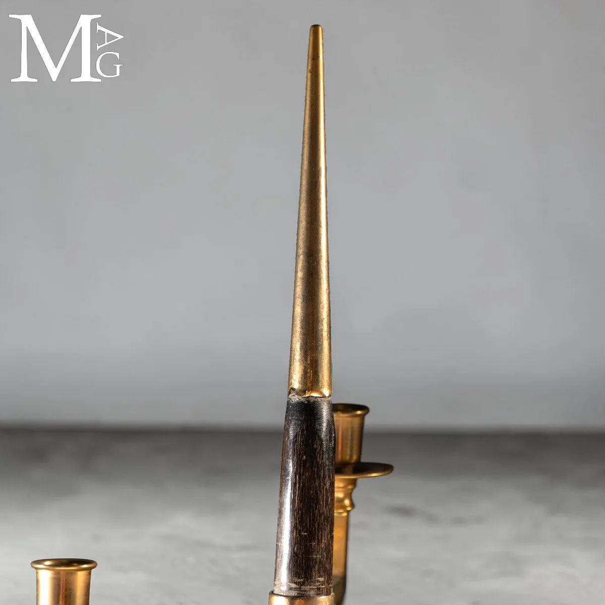 Coppia di Candelabri in Corna di Gazzella con Elementi in Ottone – Anni 1940