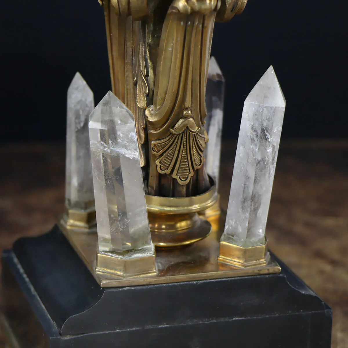 Scultura donna con punte e vasca di Quarzo