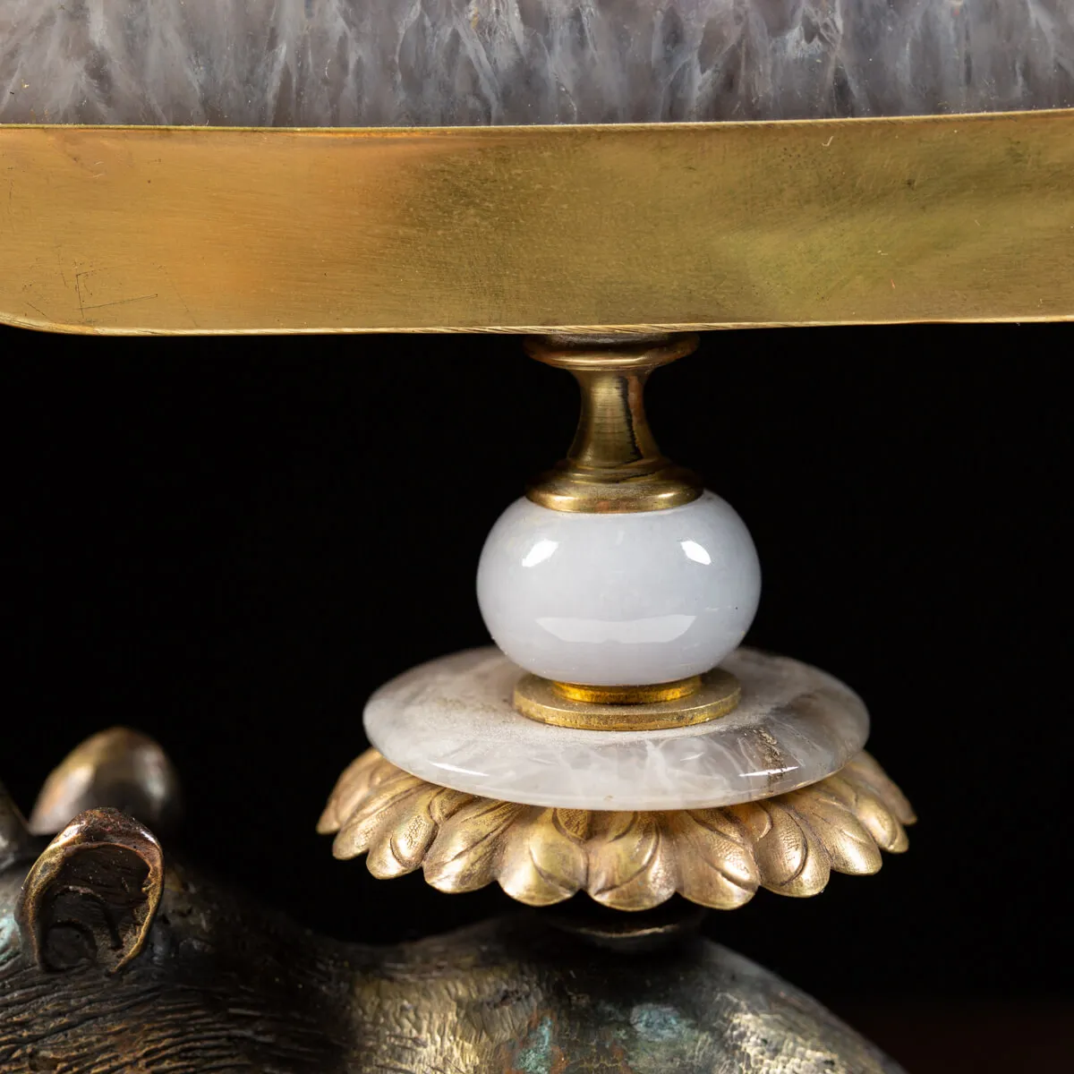 Scultura roditore con cristallo e geode di Ametista