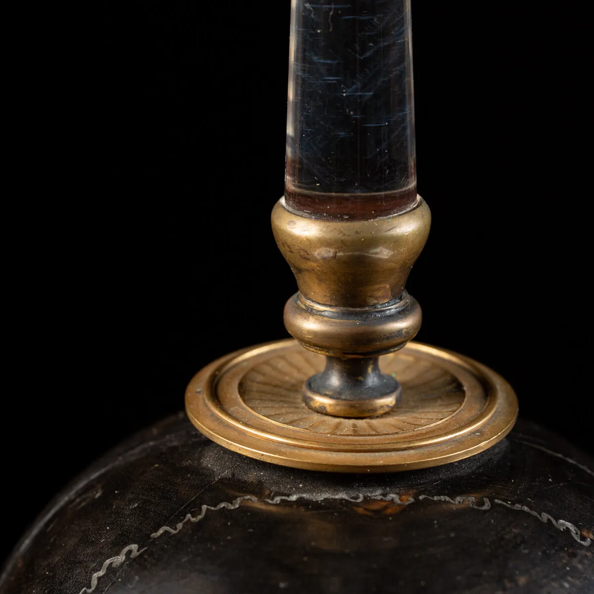 Scultura con teschio e punta di quarzo
