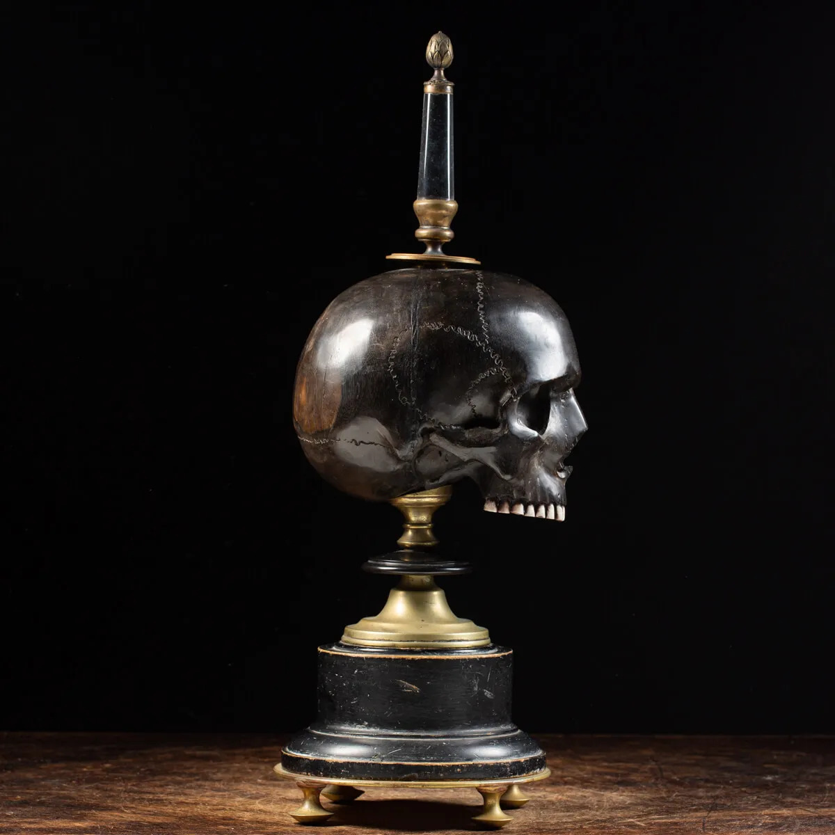 Scultura con teschio e punta di quarzo