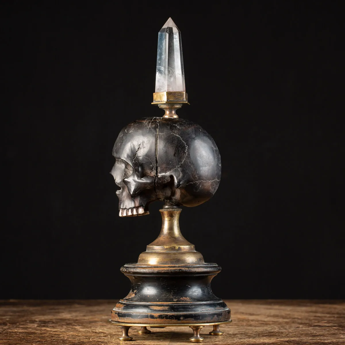 Scultura con teschio e punta di quarzo