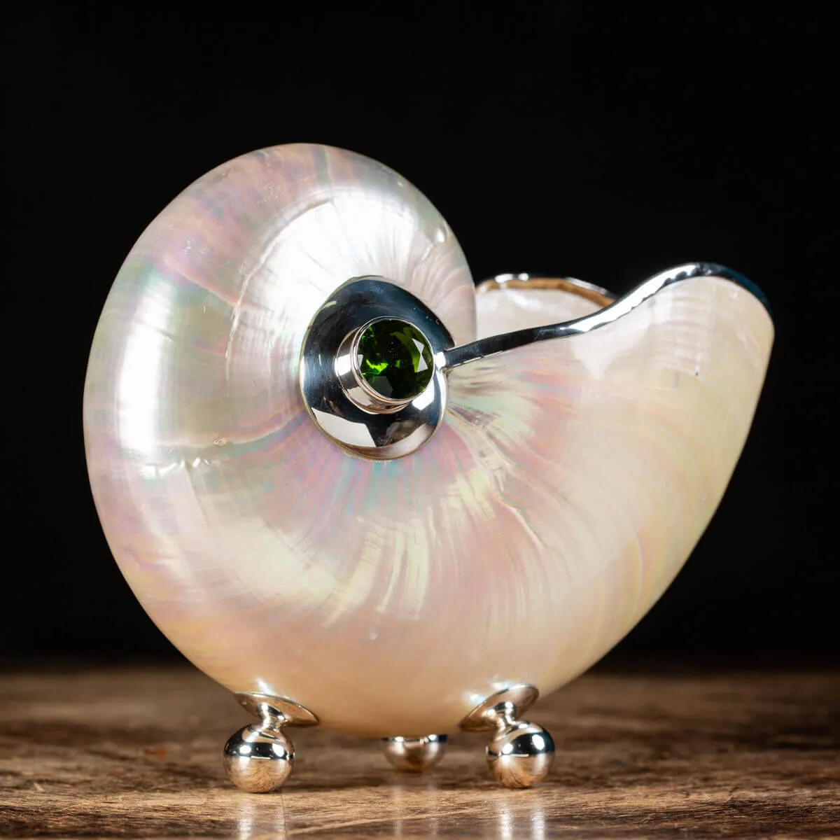 Nautilus in Madreperla con lavorazione in argento e gemme verdi