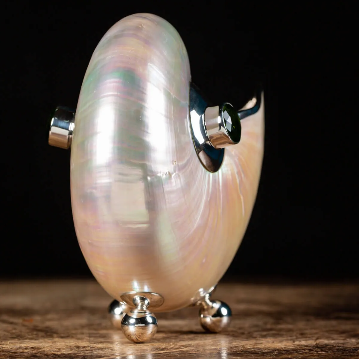 Nautilus in Madreperla con lavorazione in argento e gemme verdi