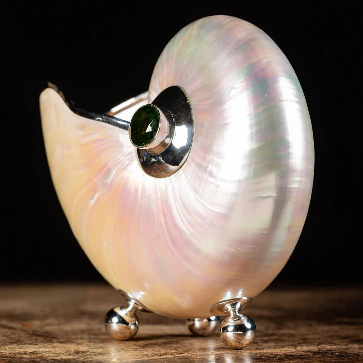 Nautilus in Madreperla con lavorazione in argento e gemme verdi