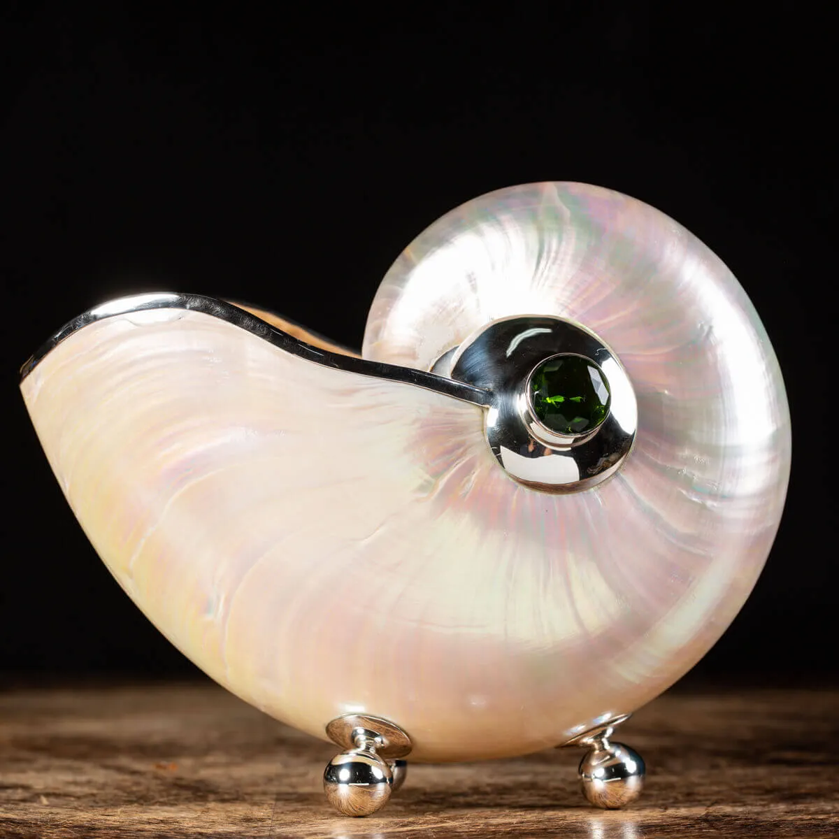 Nautilus in Madreperla con lavorazione in argento e gemme verdi