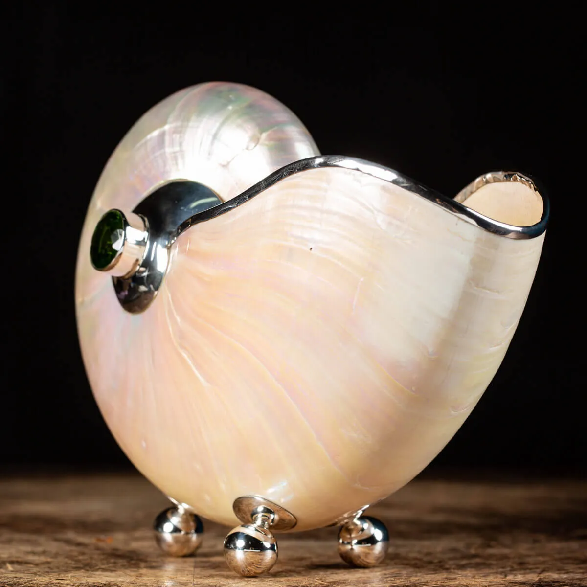 Nautilus in Madreperla con lavorazione in argento e gemme verdi
