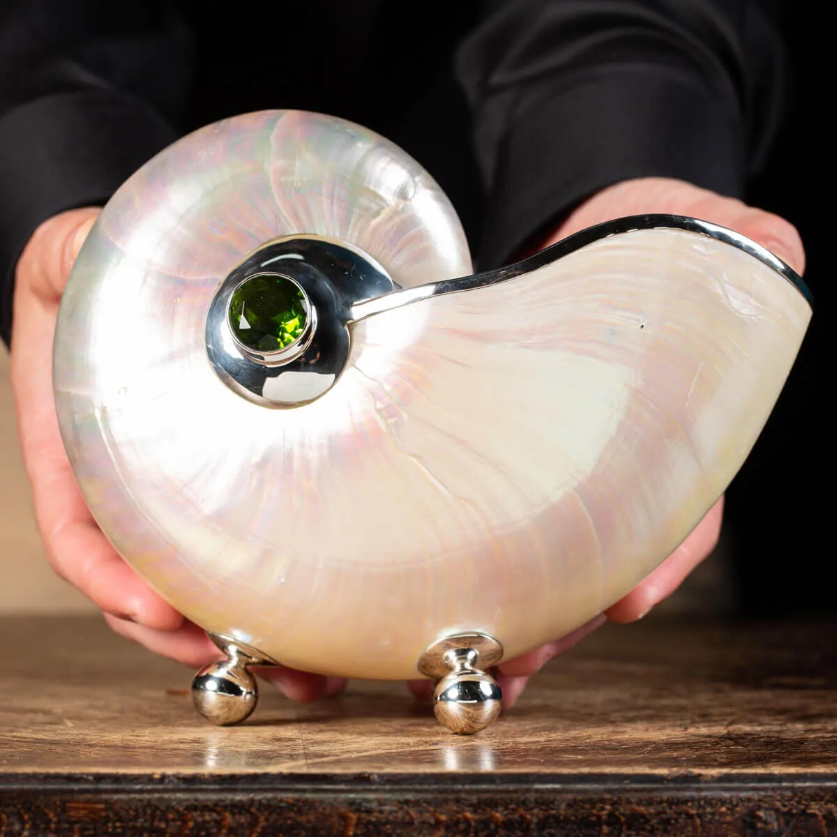 Nautilus in Madreperla con lavorazione in argento e gemme verdi