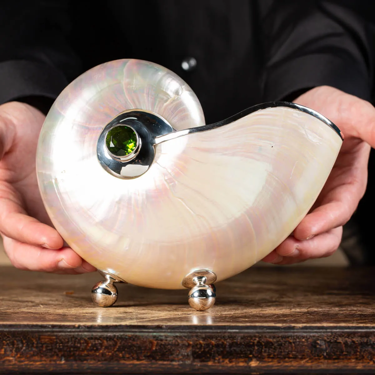 Nautilus in Madreperla con lavorazione in argento e gemme verdi