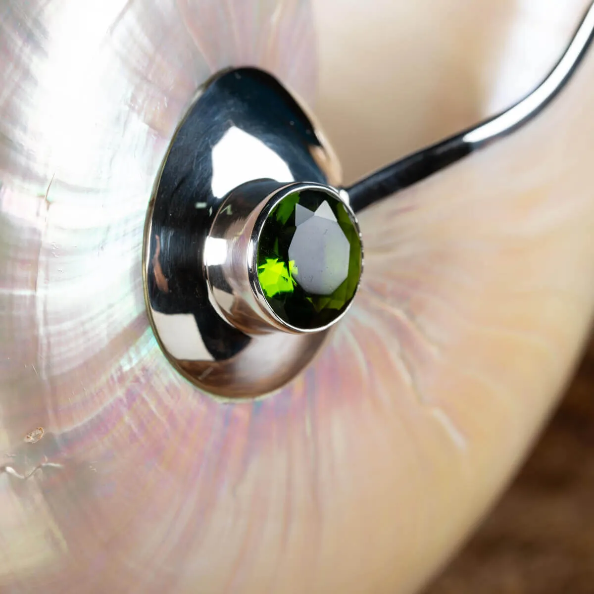 Nautilus in Madreperla con lavorazione in argento e gemme verdi