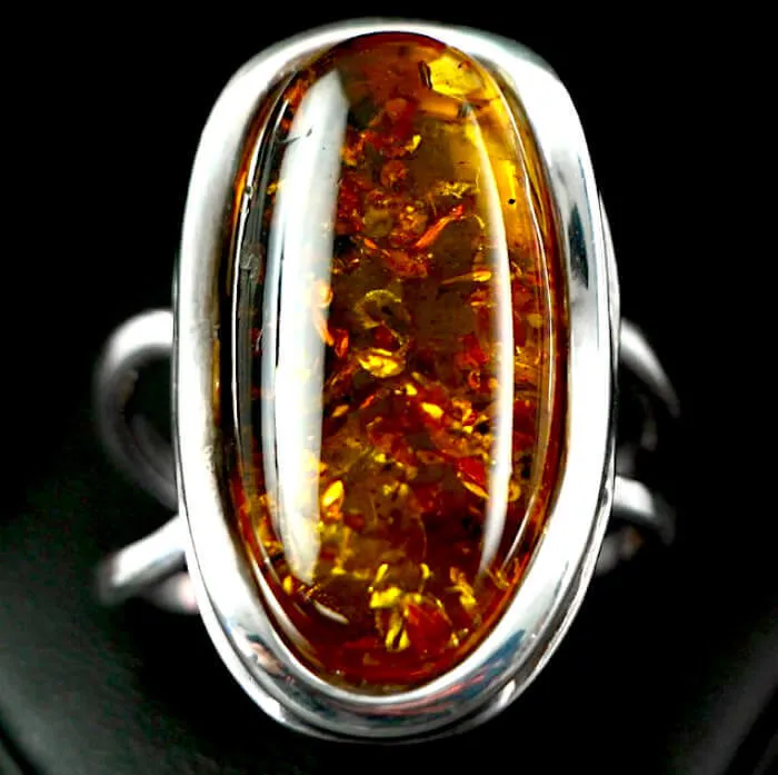 Anello in Ambra Fossile: Un Ponte Tra Passato e Presente.