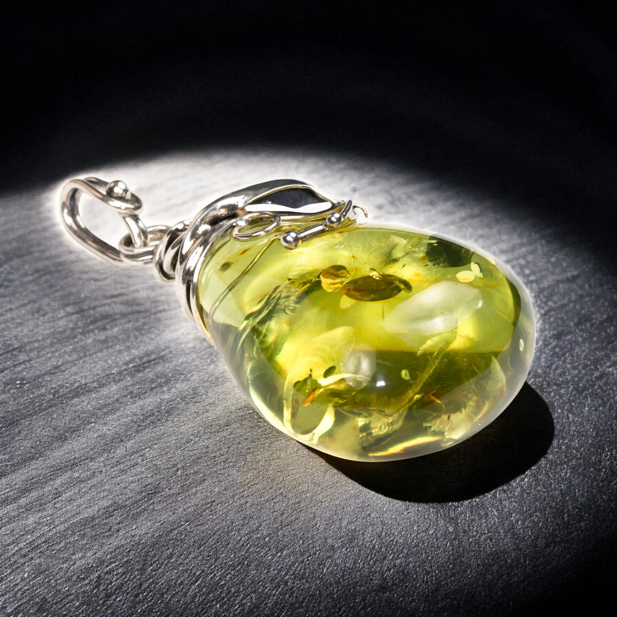 Ciondolo in Argento - Goccia di ambra verde dei Caraibi.