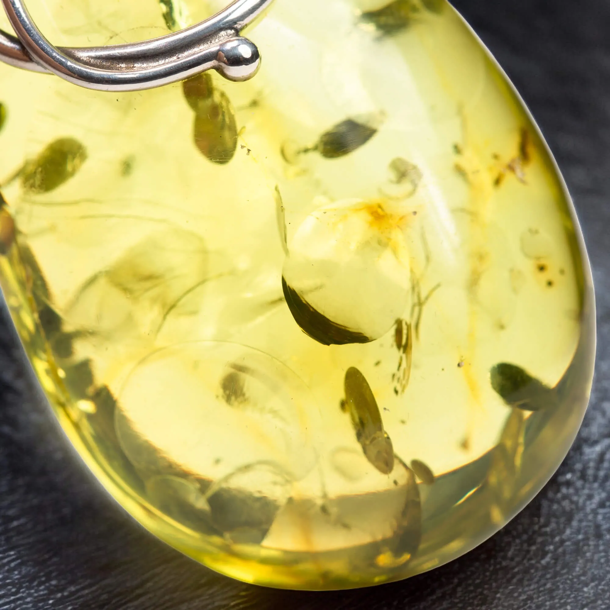 Ciondolo Ambra Verde Caraibica: Un Tesoro di 20 Milioni di Anni.