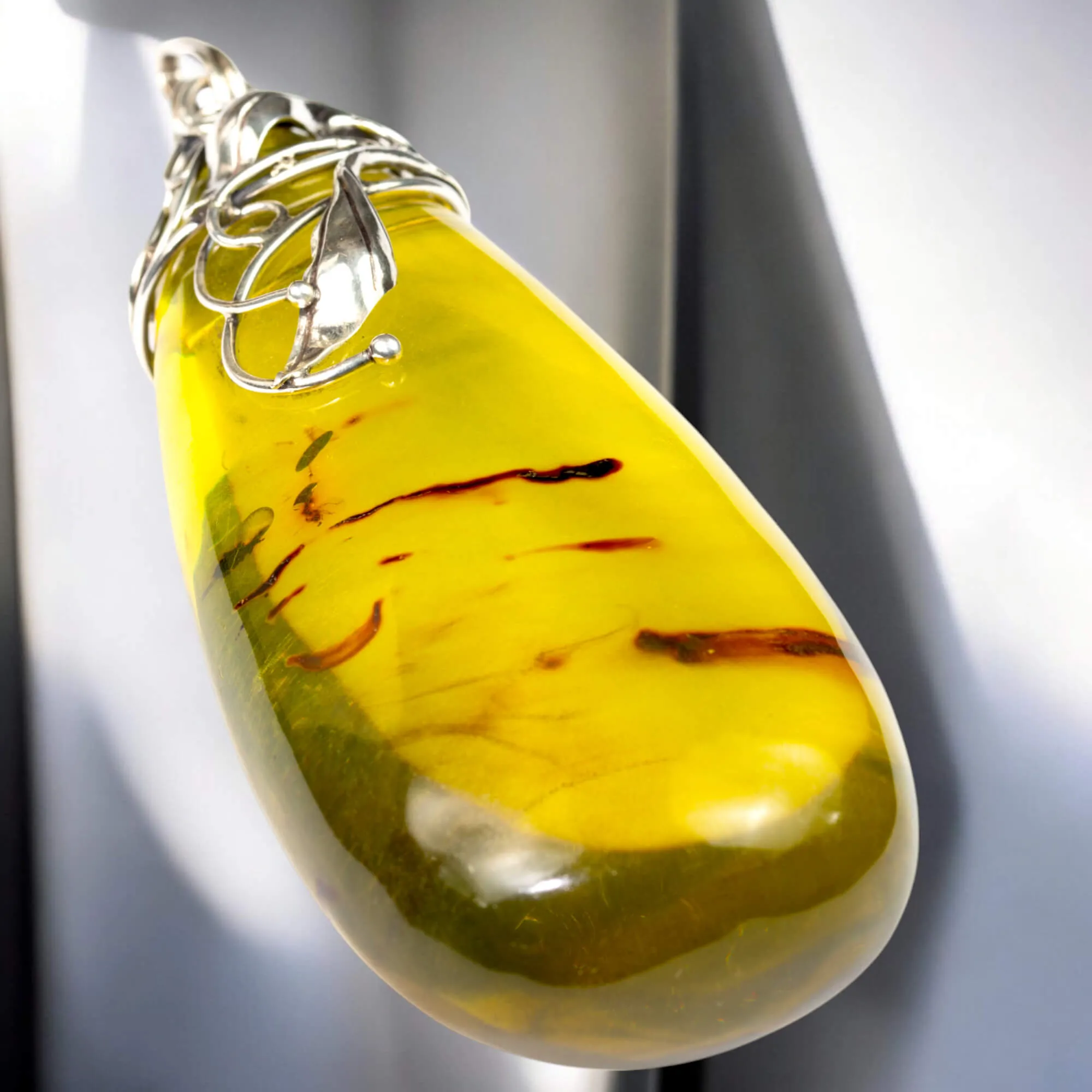 Favoloso ed eclettico gioiello in ambra dei Caraibi.