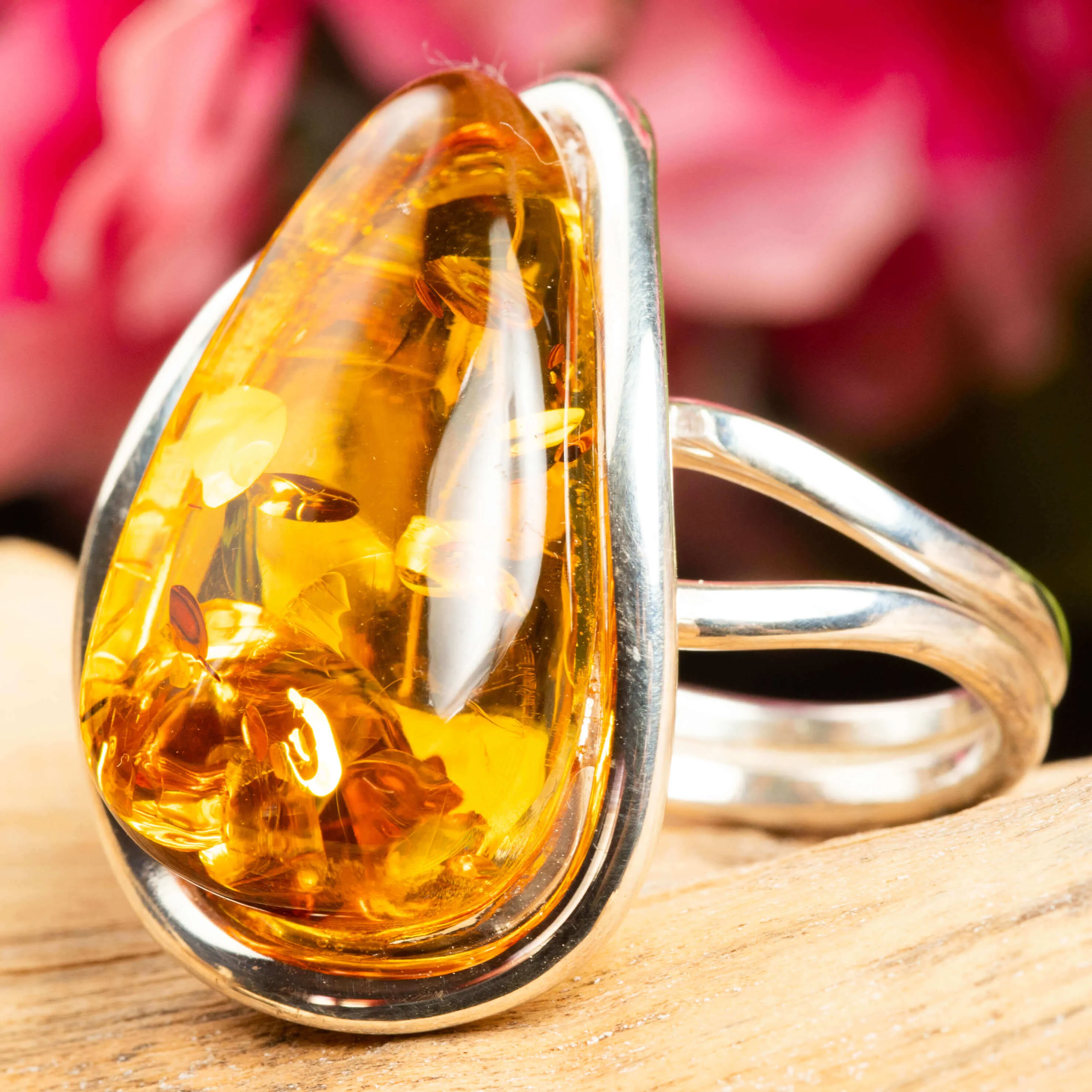 Anello d'argento con bellissima ambra baltica.