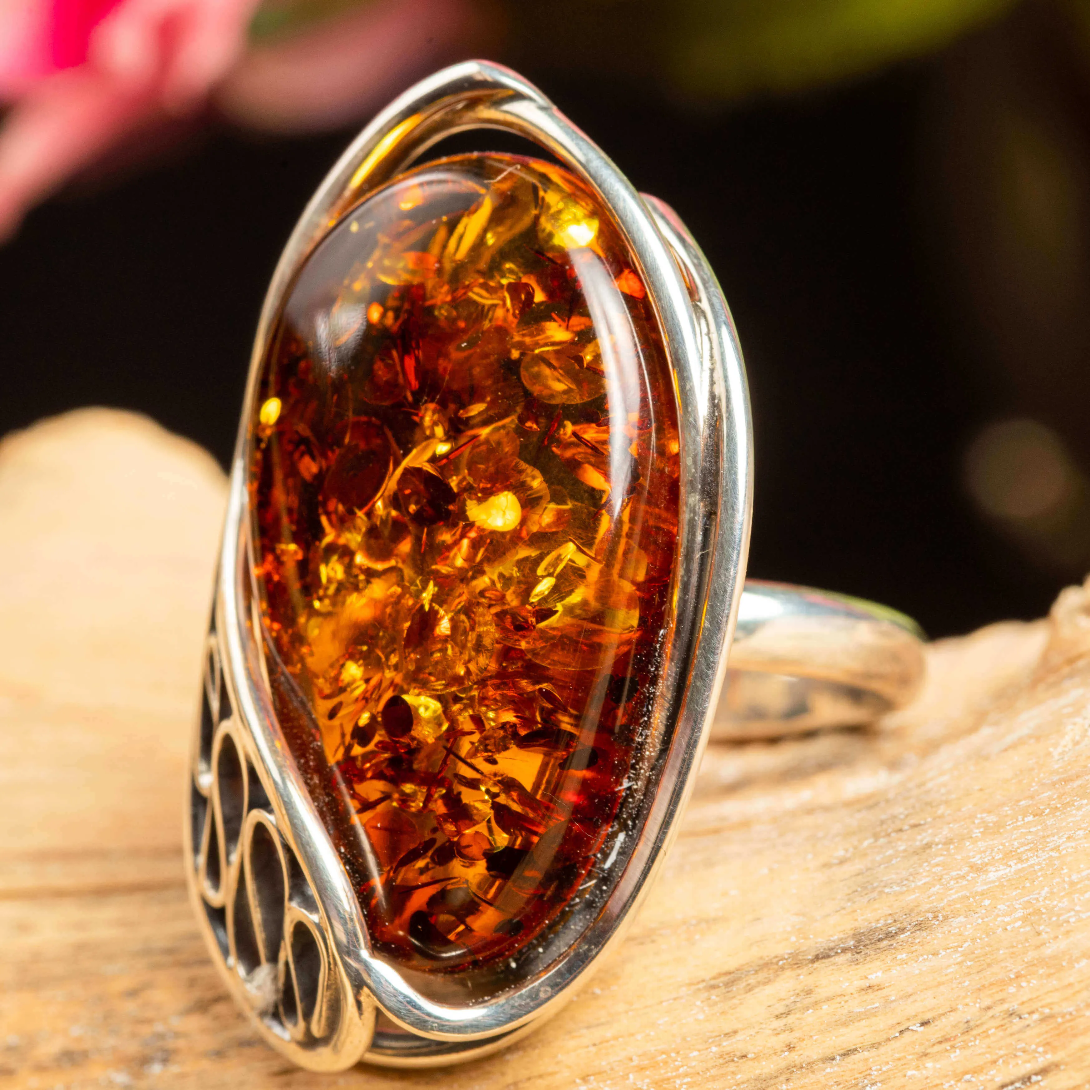 Incantevole anello d'argento con ambra baltica.