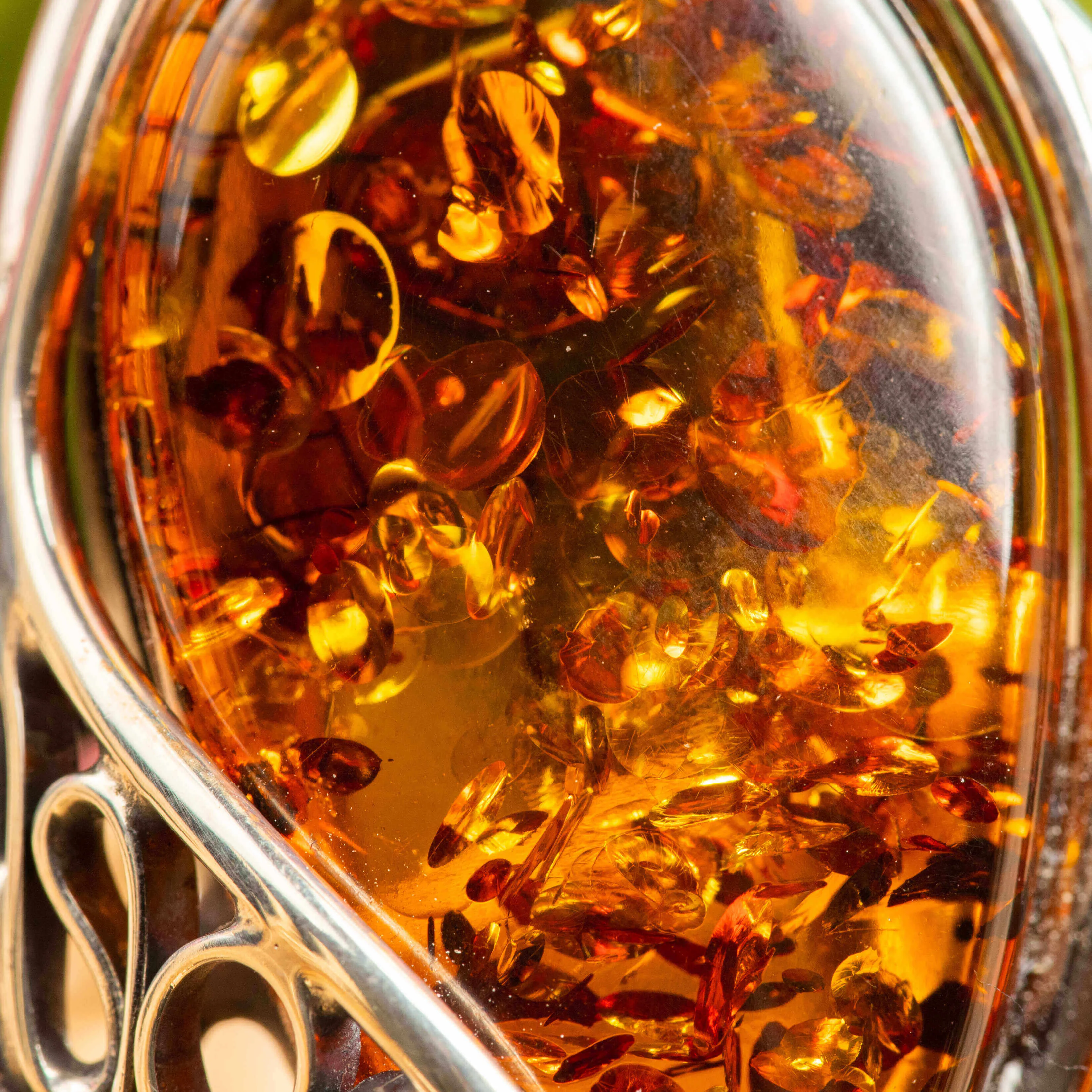 Incantevole anello d'argento con ambra baltica.
