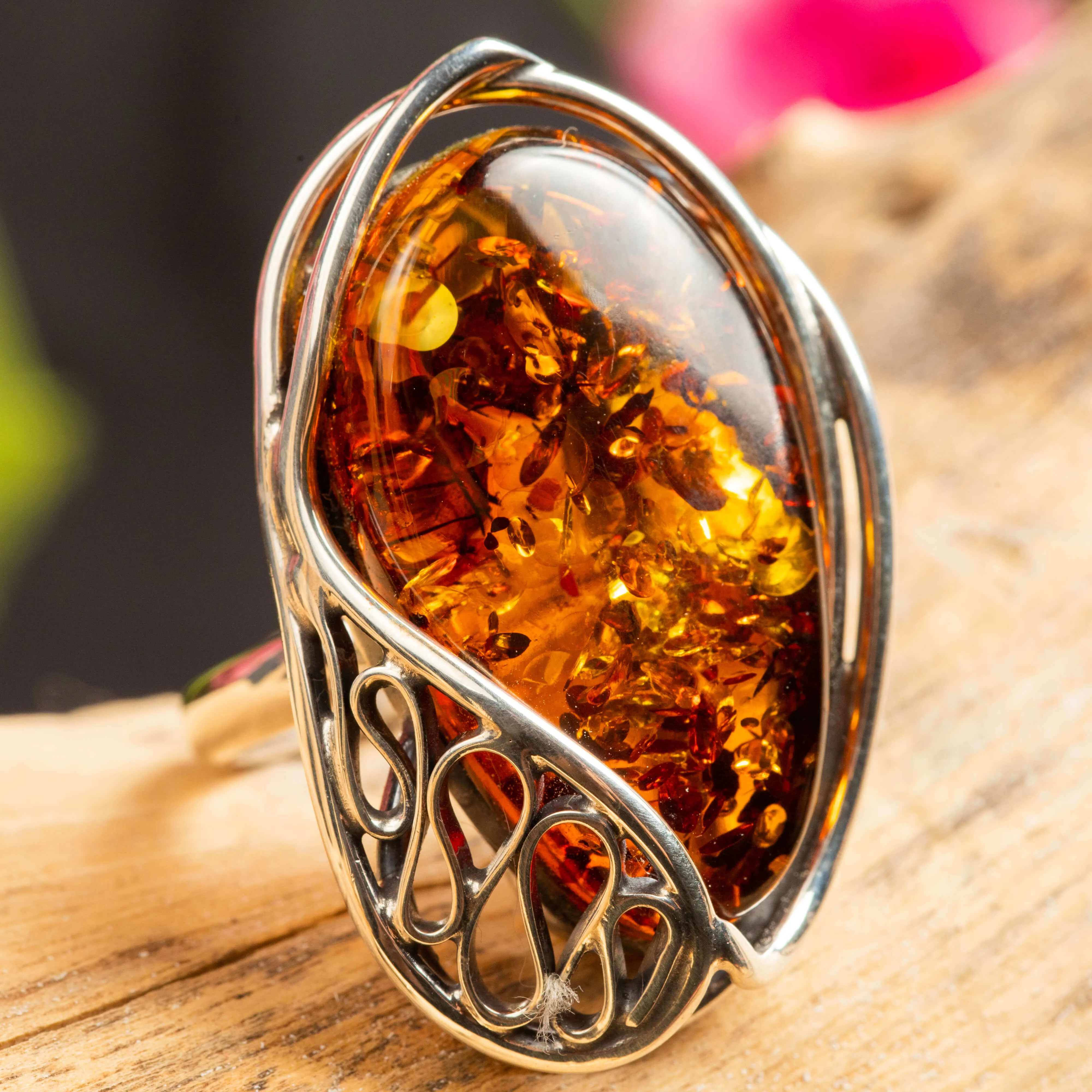 Incantevole anello d'argento con ambra baltica.