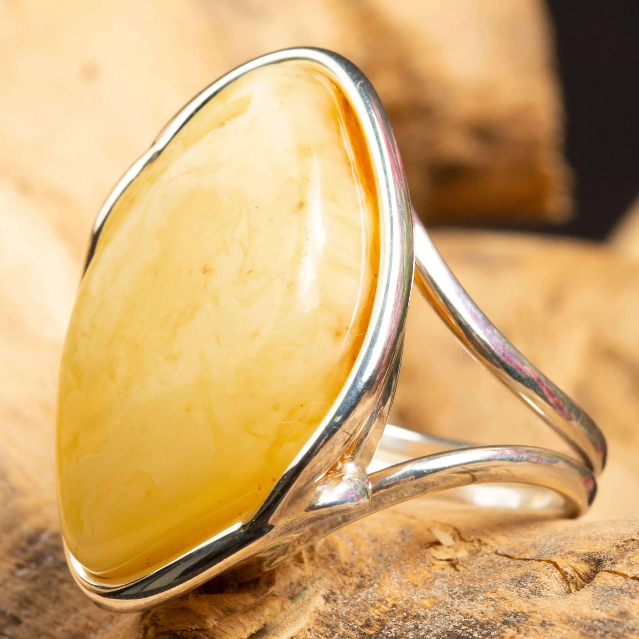 Gioiello in argento, Anello regolabile con ambra "bianco latte".