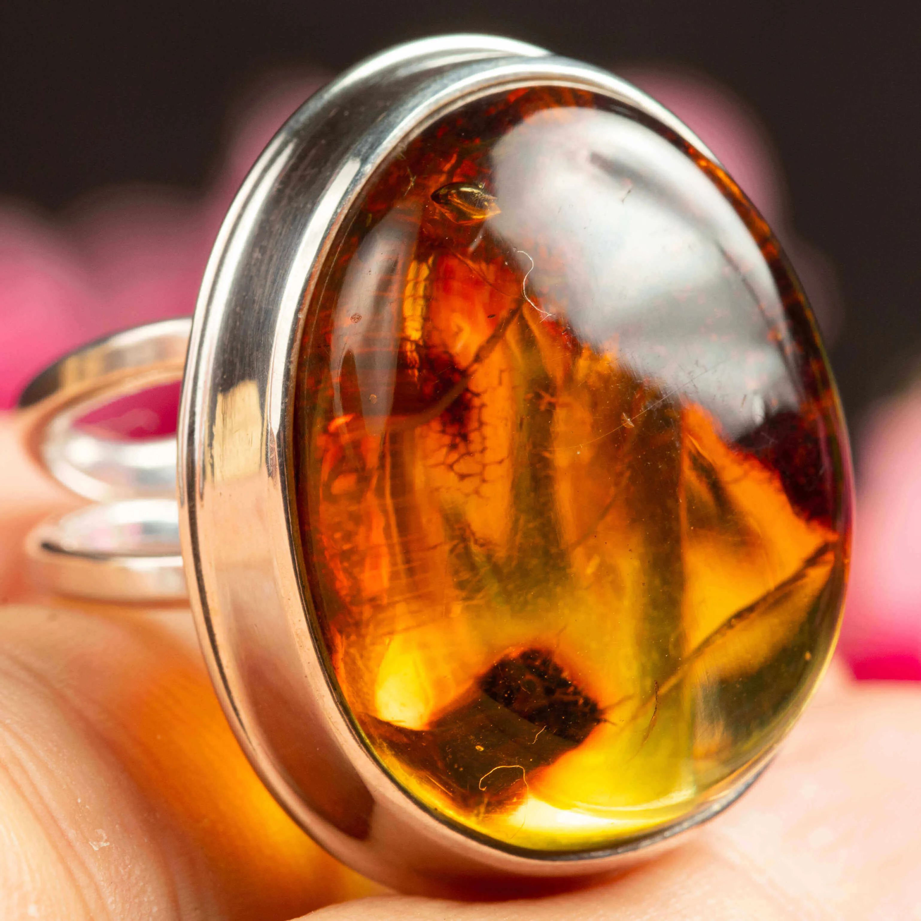 Anello d'argento con ambra baltica arancione miele.