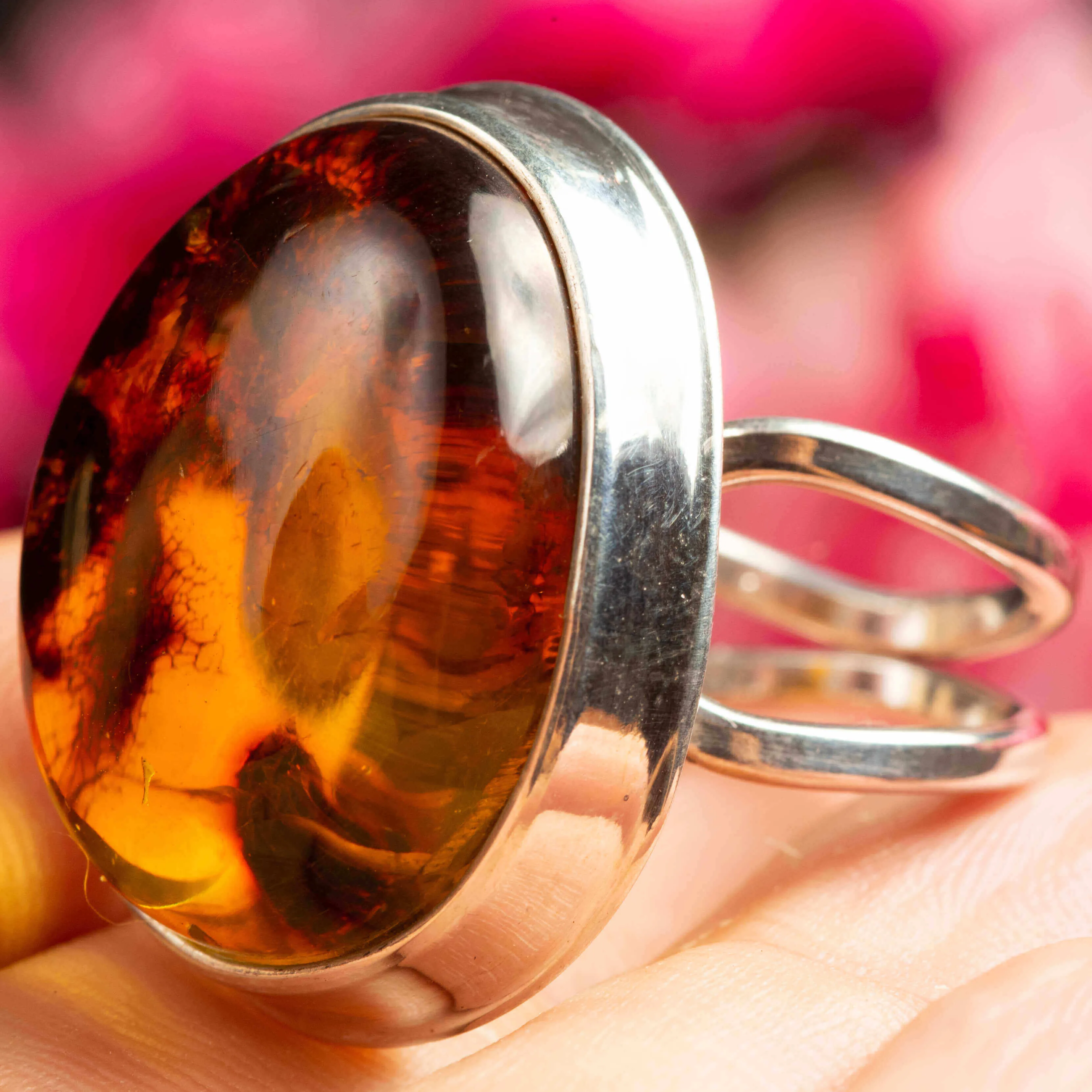 Anello d'argento con ambra baltica arancione miele.