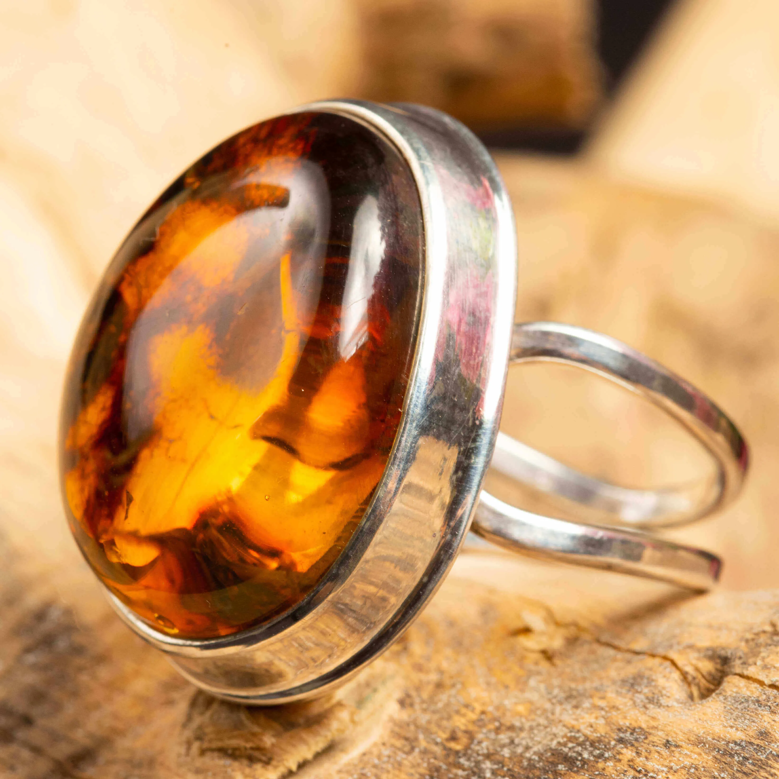 Anello d'argento con ambra baltica arancione miele.