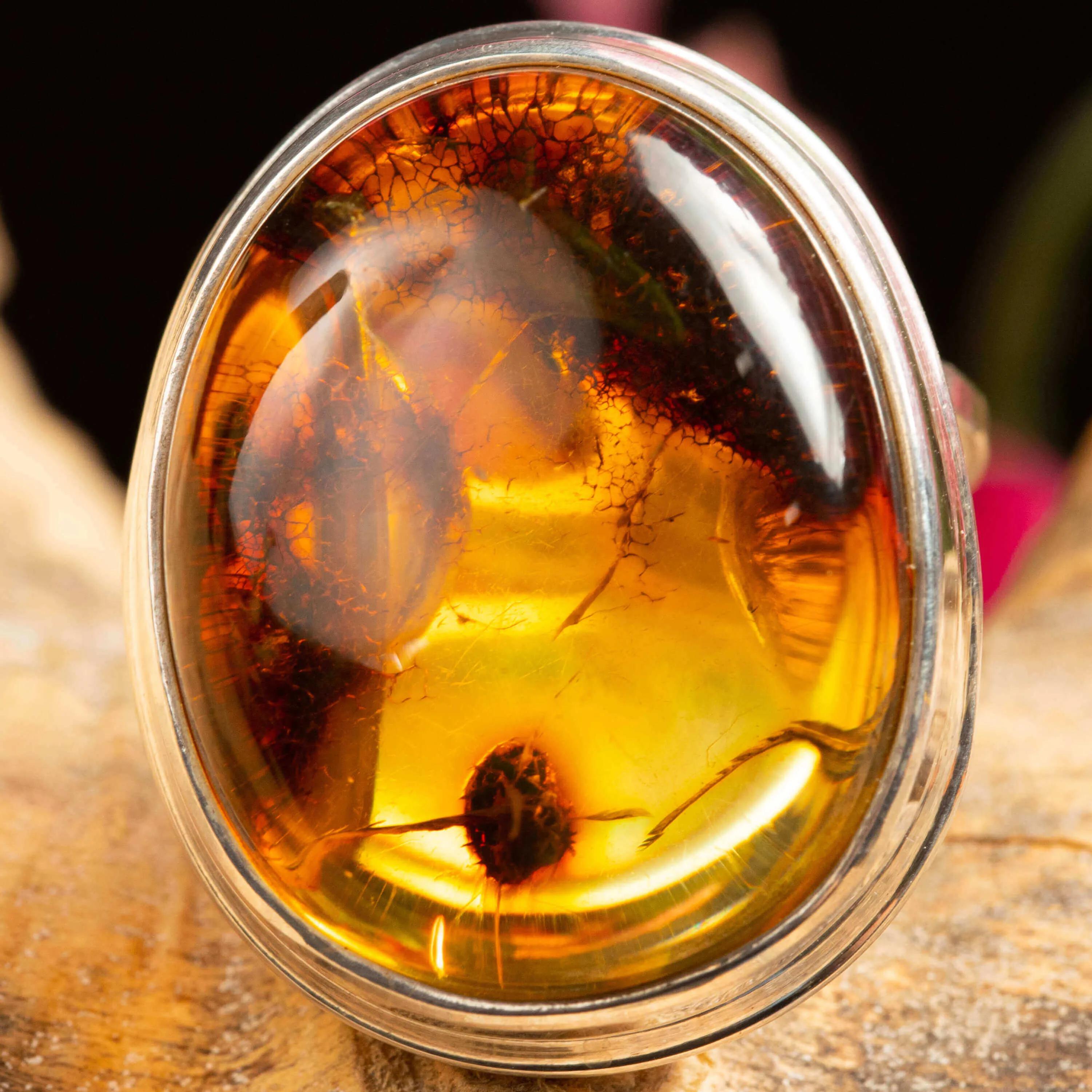 Anello d'argento con ambra baltica arancione miele.